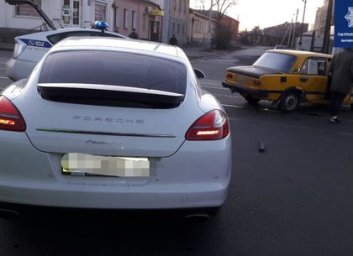 На Москалевке Porsche решил не мелочиться перед ВАЗом (ФОТО)