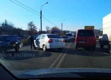 В полдень авария собрала пробку возле Французского бульвара