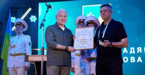  Военных, спасателей и коммунальщиков наградили ко Дню города 