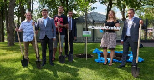 В саду Шевченко посадили дерево креативных индустрий