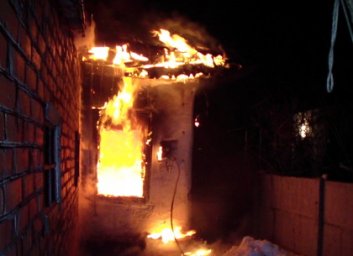 Замыкание в электросчетчике вынудило спасателей эвакуировать 4 детей