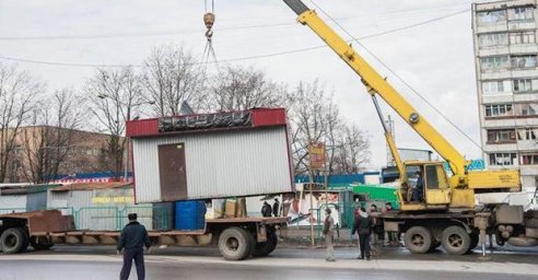 В городе демонтируют 49 незаконных объектов