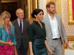 Меган Маркл удивила простым и элегантным образом при посещении графства Сассекс (ФОТО)