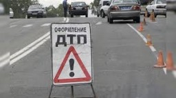 На Салтовке легковушка врезалась в грузовик (ФОТО)