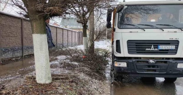  На Ново-Баварском проспекте устраняют аварию на трубопроводе 
