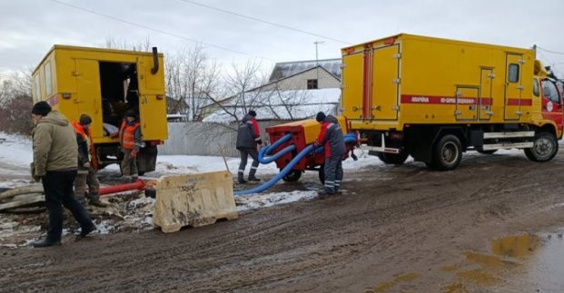 В частном секторе Шевченковского района перекладывают водовод