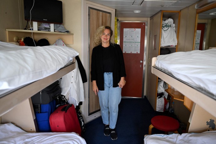  Украинцам во Франции будут выдавать карты с деньгами на первое время: детали 