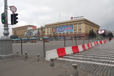 Площадь Свободы перекрыта, ее обнесли забором