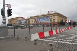 Площадь Свободы перекрыта, ее обнесли забором