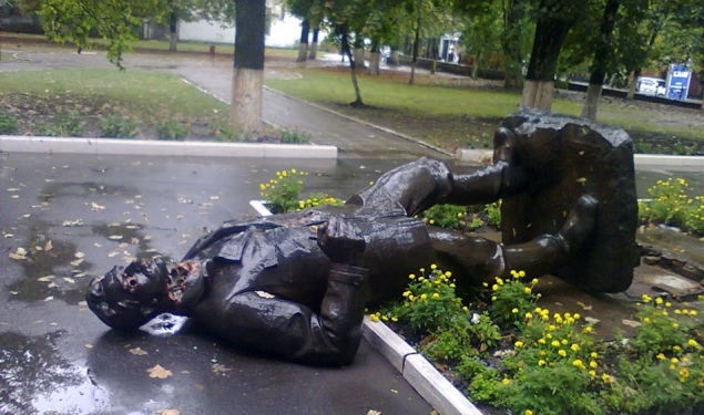 Ночью в центре Харькова изуродовали и повалили памятник Артему