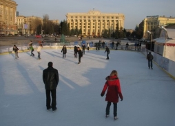 На площади Свободы устанавливают новогодний каток