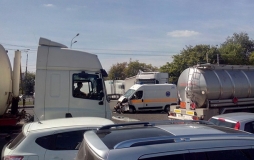 В Харькове столкнулись "скорая", маршрутка и фура (ФОТО)