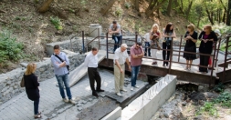 В Алексеевской балке ремонтируют источник