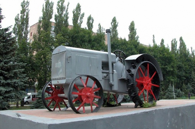 В сквере на ХТЗ установят первый харьковский трактор