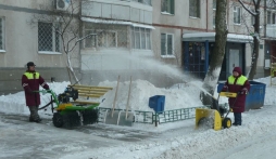 Дворники в Харькове чистят тротуары до асфальта