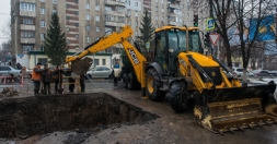 Коммунальные предприятия благоустраивают места разрытий после аварий на трубопроводах