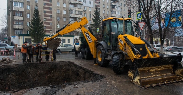Коммунальные предприятия благоустраивают места разрытий после аварий на трубопроводах