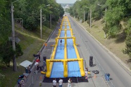 Освежиться в жару: сколько стоит прокатиться на водной горке в центре Харькова