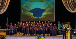 Выпускникам медуниверситета вручили дипломы