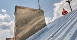 В Харькове шиферные кровли меняют на профнастил