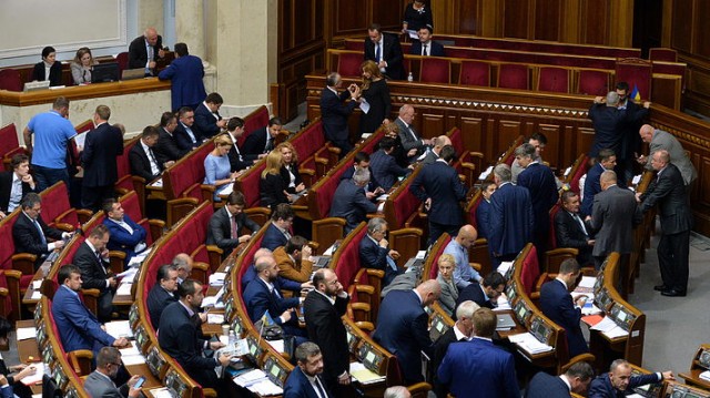 Депутаты хотят вдвое поднять себе зарплаты