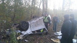 Утром иномарка протаранила ограждение на улице Белой Акации. Водитель сбежал