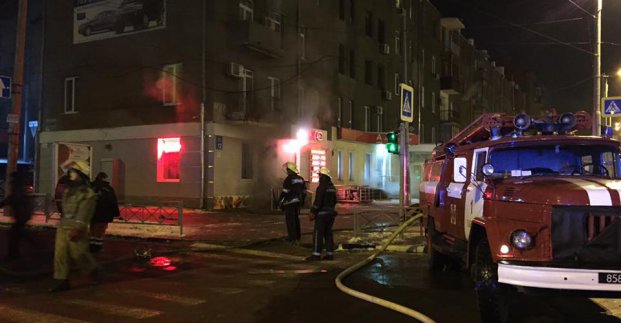 Пострадавшие в результате пожара в кафе на проспекте Науки получают помощь в &laquo;неотложке&raquo; (дополнено)