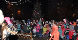 В Индустриальном районе открыли новогоднюю елку