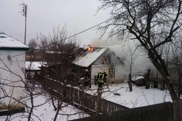 Утренний пожар в Изюме: спасатели тушили летнюю кухню (ФОТО)