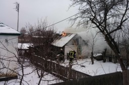 Утренний пожар в Изюме: спасатели тушили летнюю кухню (ФОТО)