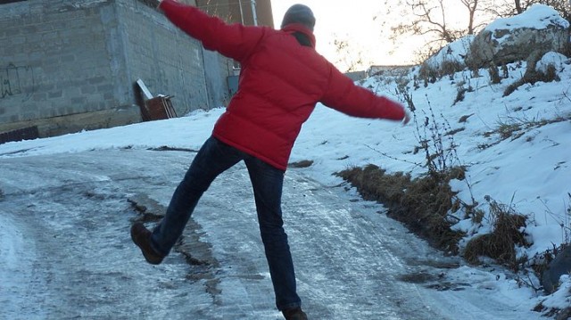 Травматологи: во время гололеда надо ходить как пингвины