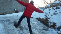 Травматологи: во время гололеда надо ходить как пингвины