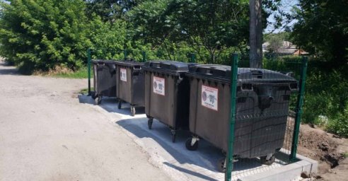 В Харькове обустраивают площадки для мусорных контейнеров