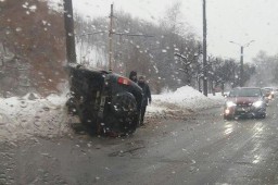 На Тракторостроителей перевернулся автомобиль (ФОТО)
