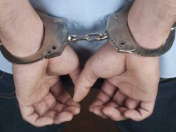 Угрожая ножом и шилом, неизвестный отобрал мобильный телефон у 72-летнего пенсионера