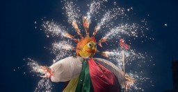 На площади Свободы сожгли чучело Марены