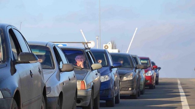 На КПВВ в зоне АТО образовались очереди из более чем 1,3 тысяч автомобилей &ndash; ГПСУ