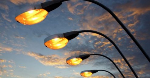 В Харькове продолжают включать уличное освещение