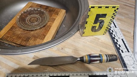 Поліцейські затримали чоловіка, який наніс ножове поранення знайомому