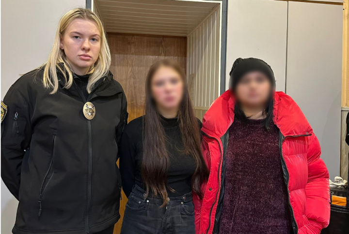 Поліцейські Харкова повернули батькам зниклу дівчину