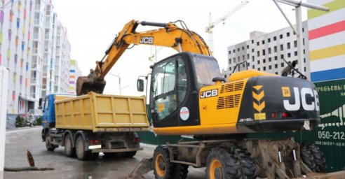 На вулиці Авіахімічній усувають складну аварію на водоводі