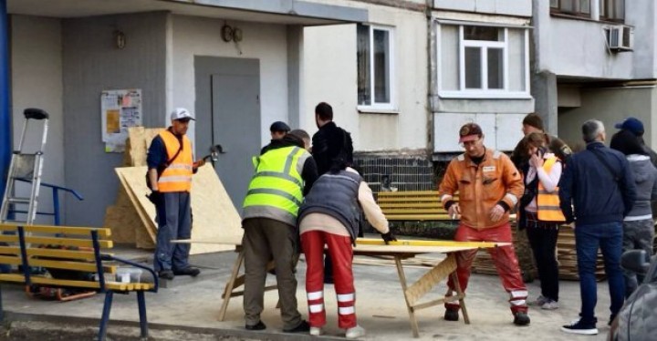 Комунальники усувають наслідки ворожого обстрілу