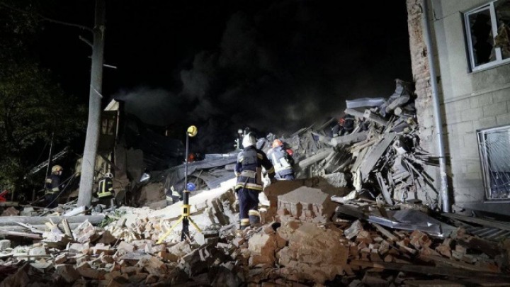 Первые минуты после удара по общежитию на СалтовкеHD