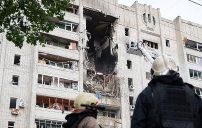 Пошуково-рятувальні роботи тривають після удару по багатоповерхівці на Салтівці