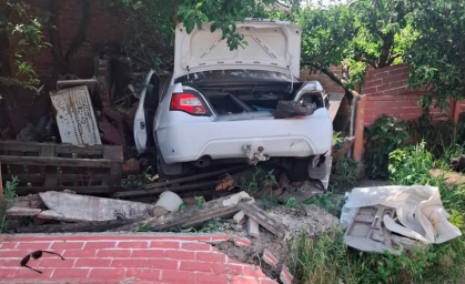 У Берестині нетверезий водій врізався у паркан і сарай: у ДТП постраждав пасажир