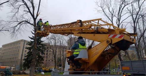 У Харкові усувають наслідки нічних обстрілів