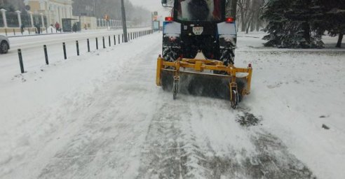 Коммунальщики устраняют последствия снегопада