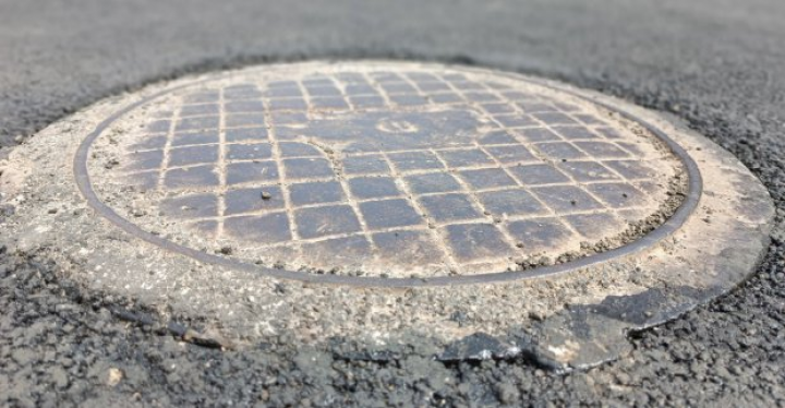 В Харькове меняют люки на смотровых колодцах