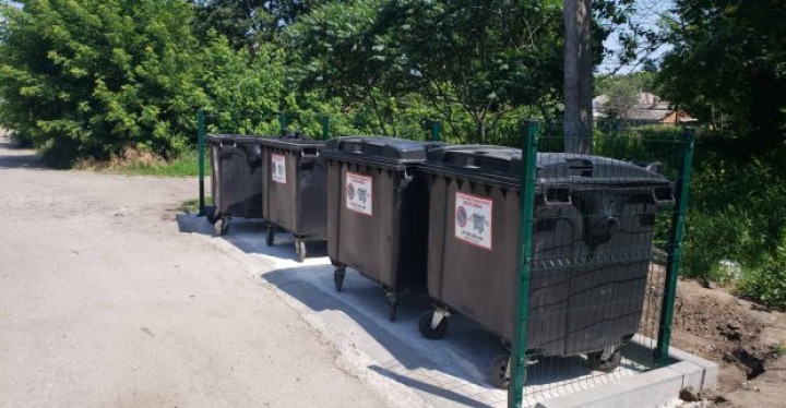 В Харькове обустраивают площадки для мусорных контейнеров