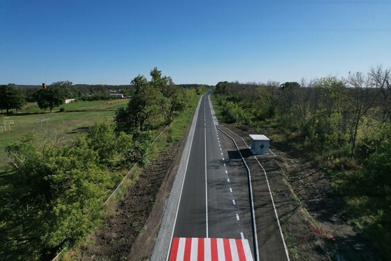  На дорозі, яка пролягає через Печенізьку та Чкаловську громади, завершують ремонт 